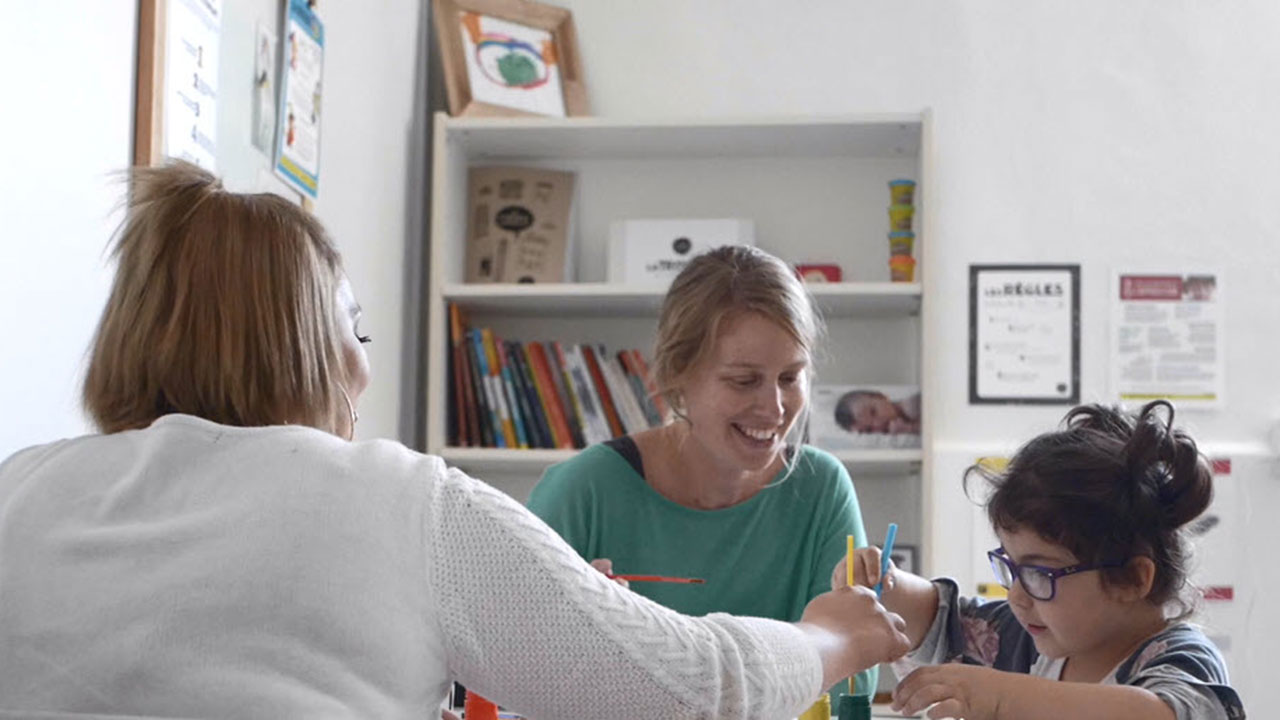 Travailleuse sociale avec une famille